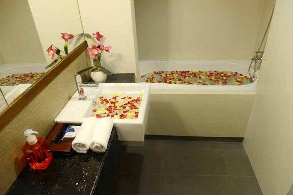 Green Paradise Hotel Янгон Екстер'єр фото